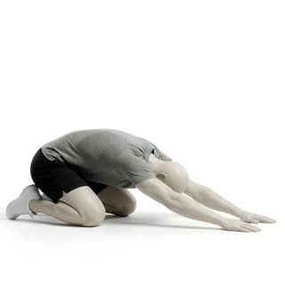 Exécution de l'exercice posture de l'enfant, muscles sollicités : dos, au poids du corps