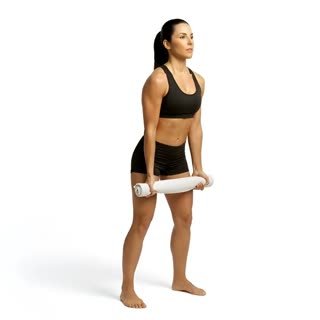 Exécution de l'exercice curl biceps avec serviette, muscles sollicités : bras, au poids du corps
