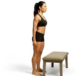 Exécution de l'exercice burpee senior (faible impact, doux pour les articulations), muscles sollicités : cardio, au poids du corps