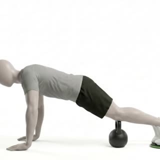 Exécution de l'exercice plank en glissant autour de la kettlebell, muscles sollicités : abdominaux / core, avec kettlebell
