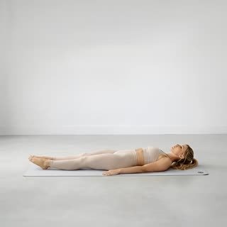Exécution de l'exercice rouler sur soi, muscles sollicités : abdominaux / core, au poids du corps
